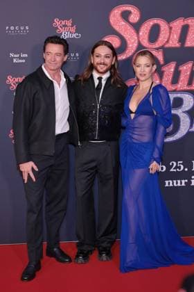 19 11 2025, Hugh Jackman, Riccardo Simonetti and Kate Hudson at the premiere of Song Sung Blue, Zoo Palast, Berlin, Berlin