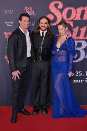 19 11 2025, Hugh Jackman, Riccardo Simonetti and Kate Hudson at the premiere of Song Sung Blue, Zoo Palast, Berlin, Berlin