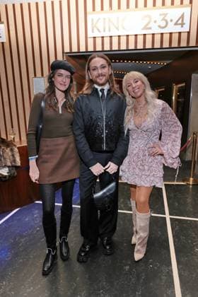 19.11.2025, Marie Nasemann, Riccardo Simonetti und Annemarie Eilfeld zur Premiere von Song Sung Blue, Zoo Palast, Berlin, Berlin *** 19 11 2025, Marie Nasemann, Riccardo Simonetti and Annemarie Eilfeld at the premiere of Song Sung Blue, Zoo Palast, Berlin, Berlin
