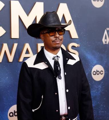 Michael Warren arrives on the red carpet for the 59th CMA Awards in Nashville, Tennessee, on Wednesday, November 19, 2025.  NAS20251119136 JOHNxANGELILLO