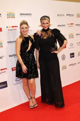 Christine Deck and her sister Ella Deck at the Goldene Bild der Frau award ceremony on 19 11 2025 at the Stage Theater in Hamburg Goldene Bild der Frau award ceremony 2025 in Hamburg