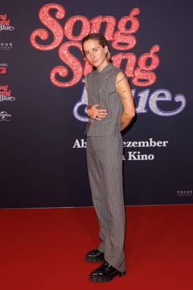 Premiere Song Sung Blue Alexasearth Alexa Grassmann at the European premiere of the movie Song Sung Blue at Zoo Palast on 19 11 2025 in Berlin Copyright: xEventpressxKochanx