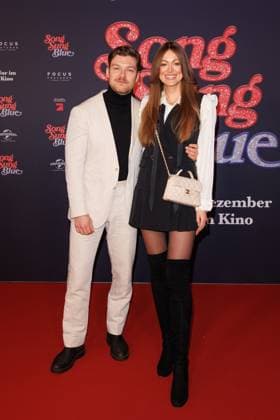 Premiere Song Sung Blue Lion Wasczyk and Lisa Rosa Bräutigam at the European premiere of the movie Song Sung Blue at the Zoo Palast on 19 11 2025 in Berlin Copyright: xEventpressxKochanx