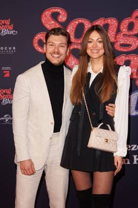 Premiere Song Sung Blue Lion Wasczyk and Lisa Rosa Bräutigam at the European premiere of the movie Song Sung Blue at the Zoo Palast on 19 11 2025 in Berlin Copyright: xEventpressxKochanx