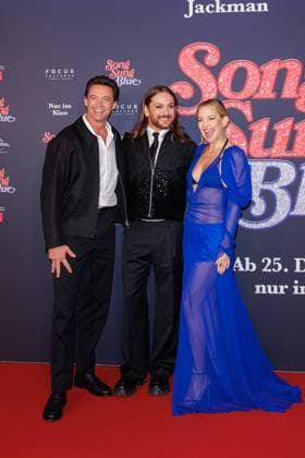 Premiere Song Sung Blue Hugh Jackman, Riccardo Simonetti and Kate Hudson at the European premiere of the movie Song Sung Blue at the Zoo Palast on 19 11 2025 in Berlin Copyright: xEventpressxKochanx