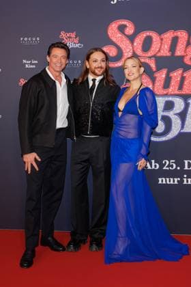 Premiere Song Sung Blue Hugh Jackman, Riccardo Simonetti and Kate Hudson at the European premiere of the movie Song Sung Blue at the Zoo Palast on 19 11 2025 in Berlin Copyright: xEventpressxKochanx