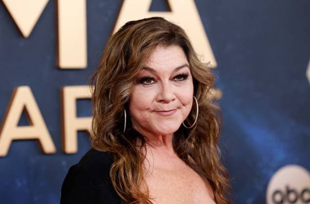 Gretchen Wilson arrives on the red carpet for the 59th CMA Awards in Nashville, Tennessee, on Wednesday, November 19, 2025.  NAS20251119202 JOHNxANGELILLO