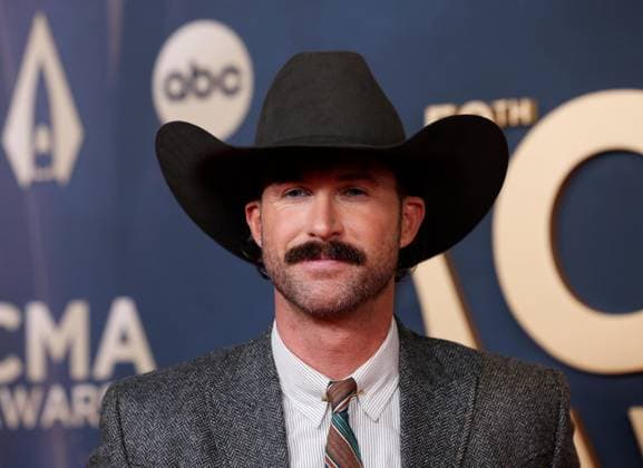 Riley Green arrives on the red carpet for the 59th CMA Awards in Nashville, Tennessee, on Wednesday, November 19, 2025.  NAS20251119211 JOHNxANGELILLO