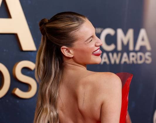 Kelsea Ballerini arrives on the red carpet for the 59th CMA Awards in Nashville, Tennessee, on Wednesday, November 19, 2025.  NAS20251119238 JOHNxANGELILLO