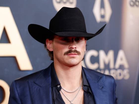Tucker Wetmore arrives on the red carpet for the 59th CMA Awards in Nashville, Tennessee, on Wednesday, November 19, 2025.  NAS20251119254 JOHNxANGELILLO