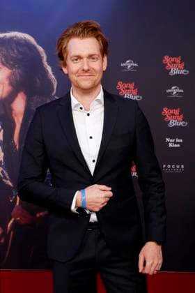 Song Sung Blue, movie premiere at Zoo Palast, Berlin, 19 11 2025 Johannes Heinrichs at the Red Carpet Photocall of SONG SUNG BLUE at Zoo Palast Berlin on 19 11 2025 Berlin Zoo Palast Copyright: xAnitaxBuggex