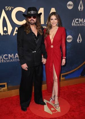 59th Annual CMA Awards - Arrivals Billy Ray Cyrus and Elizabeth Hurley arriving at the 59th Annual Country Music Association Awards held at the Bridgestone Arena on November 19, 2025 in Nashville, TN. Nashville Bridgestone Arena Tennessee USA Copyright: xCurtisxHilbunx xAFF-USA.COMx