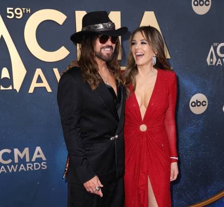59th Annual CMA Awards - Arrivals Billy Ray Cyrus and Elizabeth Hurley arriving at the 59th Annual Country Music Association Awards held at the Bridgestone Arena on November 19, 2025 in Nashville, TN. Nashville Bridgestone Arena Tennessee USA Copyright: xCurtisxHilbunx xAFF-USA.COMx