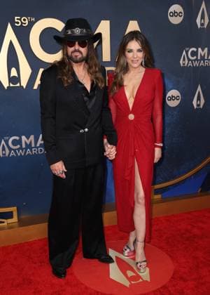 59th Annual CMA Awards - Arrivals Billy Ray Cyrus and Elizabeth Hurley arriving at the 59th Annual Country Music Association Awards held at the Bridgestone Arena on November 19, 2025 in Nashville, TN. Nashville Bridgestone Arena Tennessee USA Copyright: xCurtisxHilbunx xAFF-USA.COMx