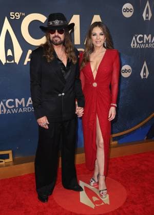59th Annual CMA Awards - Arrivals Billy Ray Cyrus and Elizabeth Hurley arriving at the 59th Annual Country Music Association Awards held at the Bridgestone Arena on November 19, 2025 in Nashville, TN. Nashville Bridgestone Arena Tennessee USA Copyright: xCurtisxHilbunx xAFF-USA.COMx