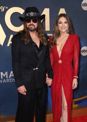 59th Annual CMA Awards - Arrivals Billy Ray Cyrus and Elizabeth Hurley arriving at the 59th Annual Country Music Association Awards held at the Bridgestone Arena on November 19, 2025 in Nashville, TN. Nashville Bridgestone Arena Tennessee USA Copyright: xCurtisxHilbunx xAFF-USA.COMx
