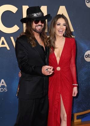 59th Annual CMA Awards - Arrivals Billy Ray Cyrus and Elizabeth Hurley arriving at the 59th Annual Country Music Association Awards held at the Bridgestone Arena on November 19, 2025 in Nashville, TN. Nashville Bridgestone Arena Tennessee USA Copyright: xCurtisxHilbunx xAFF-USA.COMx