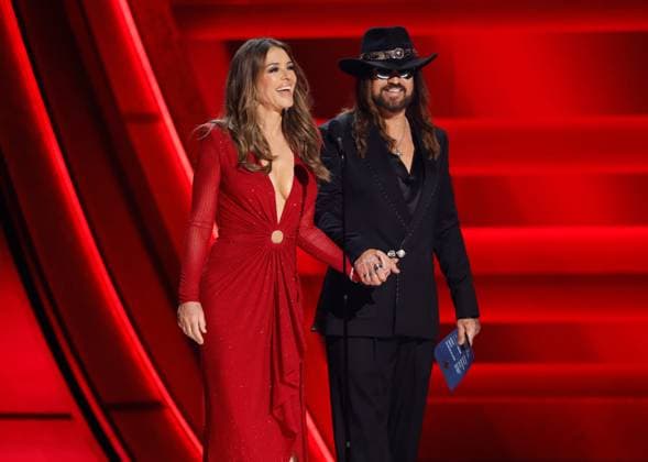 (L-R) Elizabeth Hurley and Billy Ray Cyrus appear onstage during the 59th CMA Awards at the Bridgestone Arena in Nashville, Tennessee, on Wednesday, November 19, 2025.  NAS20251119279 JOHNxANGELILLO