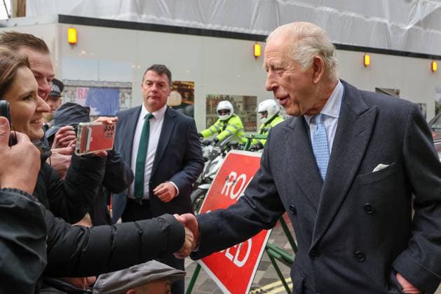 King Charles visits Fortnum & Mason in London, UK - 19 Nov 2025 King Charles III meets well-wishers outside Fortnum & Mason after marking the second anniversary of the Coronation Food Project and holding talks with chief executives and senior leaders from Alliance Food Sourcing. London United Kingdom Copyright: xDinendraxHariax xSOPAxImagesx 1911_King_Charles_DH_001