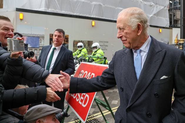 King Charles visits Fortnum & Mason in London, UK - 19 Nov 2025 King Charles III meets well-wishers outside Fortnum & Mason after marking the second anniversary of the Coronation Food Project and holding talks with chief executives and senior leaders from Alliance Food Sourcing. London United Kingdom Copyright: xDinendraxHariax xSOPAxImagesx 1911_King_Charles_DH_002