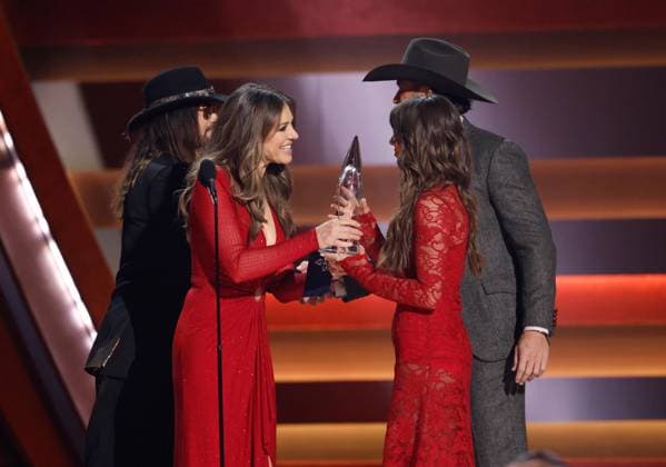 (L-R) Billy Ray Cyrus and Elizabeth Hurley present the award for the Single of the Year for you look like you love me to Ella Langley and Riley Green onstage during the 59th CMA Awards at the Bridgestone Arena in Nashville, Tennessee, on Wednesday, November 19, 2025.  NAS20251119280 JOHNxANGELILLO
