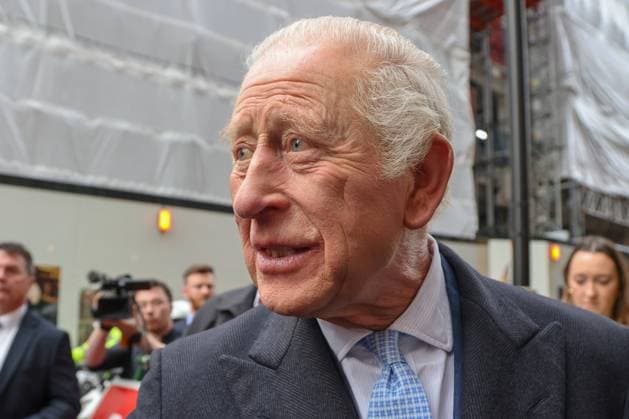 King Charles visits Fortnum & Mason in London, UK - 19 Nov 2025 King Charles III meets well-wishers outside Fortnum & Mason after marking the second anniversary of the Coronation Food Project and holding talks with chief executives and senior leaders from Alliance Food Sourcing. London United Kingdom Copyright: xDinendraxHariax xSOPAxImagesx 1911_King_Charles_DH_006