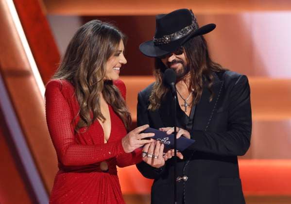 (L-R) Elizabeth Hurley and Billy Ray Cyrus appear onstage during the 59th CMA Awards at the Bridgestone Arena in Nashville, Tennessee, on Wednesday, November 19, 2025.  NAS20251119974 JOHNxANGELILLO