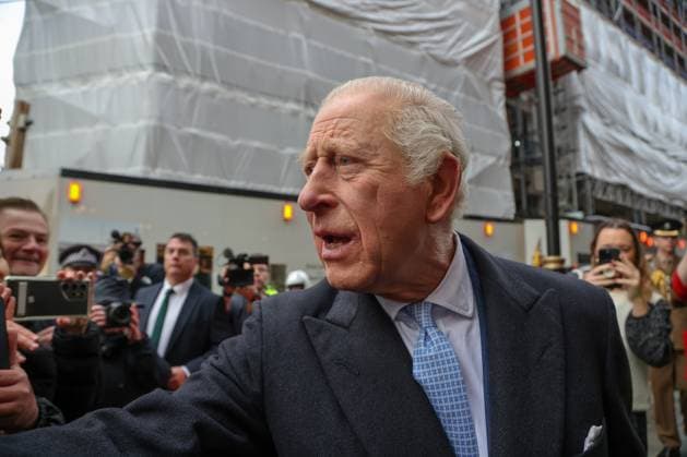 King Charles visits Fortnum & Mason in London, UK - 19 Nov 2025 King Charles III meets well-wishers outside Fortnum & Mason after marking the second anniversary of the Coronation Food Project and holding talks with chief executives and senior leaders from Alliance Food Sourcing. London United Kingdom Copyright: xDinendraxHariax xSOPAxImagesx 1911_King_Charles_DH_007