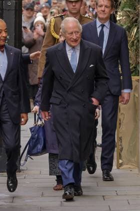 King Charles visits Fortnum & Mason in London, UK - 19 Nov 2025 King Charles III departs from Fortnum & Mason after marking the second anniversary of the Coronation Food Project and holding talks with chief executives and senior leaders from Alliance Food Sourcing. London United Kingdom Copyright: xDinendraxHariax xSOPAxImagesx 1911_King_Charles_DH_008