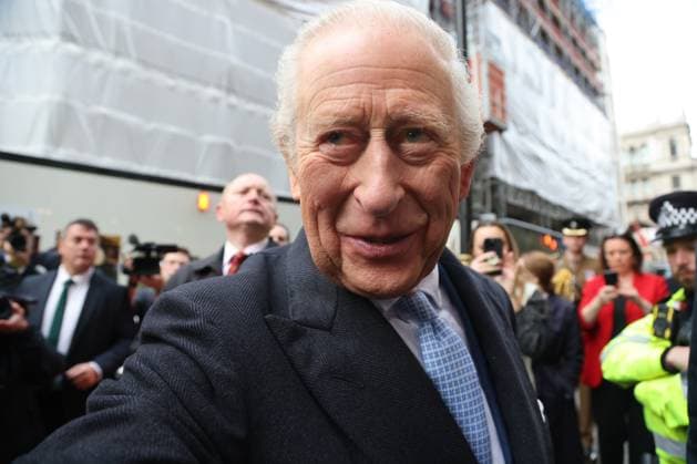 King Charles visits Fortnum & Mason in London, UK - 19 Nov 2025 King Charles III meets well-wishers outside Fortnum & Mason after marking the second anniversary of the Coronation Food Project and holding talks with chief executives and senior leaders from Alliance Food Sourcing. London United Kingdom Copyright: xDinendraxHariax xSOPAxImagesx 1911_King_Charles_DH_013