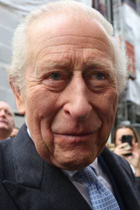 King Charles visits Fortnum & Mason in London, UK - 19 Nov 2025 King Charles III seen outside Fortnum & Mason after marking the second anniversary of the Coronation Food Project and holding talks with chief executives and senior leaders from Alliance Food Sourcing. London United Kingdom Copyright: xDinendraxHariax xSOPAxImagesx 1911_King_Charles_DH_014