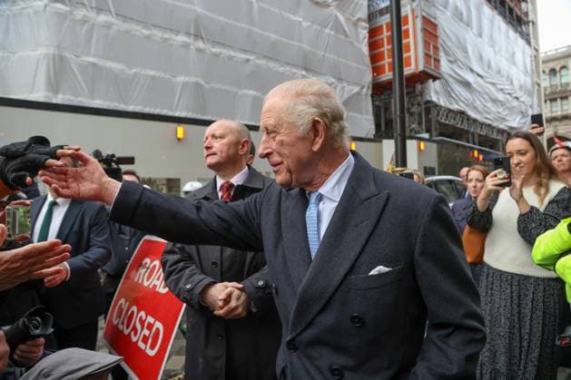 King Charles visits Fortnum & Mason in London, UK - 19 Nov 2025 King Charles III meets well-wishers outside Fortnum & Mason after marking the second anniversary of the Coronation Food Project and holding talks with chief executives and senior leaders from Alliance Food Sourcing. London United Kingdom Copyright: xDinendraxHariax xSOPAxImagesx 1911_King_Charles_DH_021