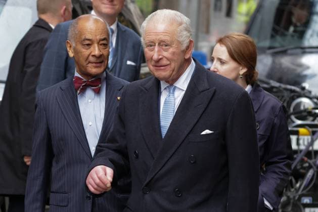 King Charles visits Fortnum & Mason in London, UK - 19 Nov 2025 King Charles III departs from Fortnum & Mason after marking the second anniversary of the Coronation Food Project and holding talks with chief executives and senior leaders from Alliance Food Sourcing. London United Kingdom Copyright: xDinendraxHariax xSOPAxImagesx 1911_King_Charles_DH_022