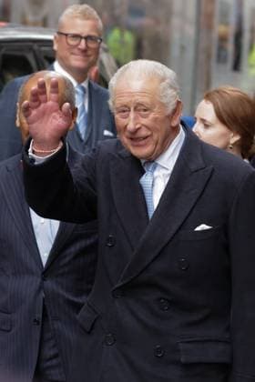 King Charles visits Fortnum & Mason in London, UK - 19 Nov 2025 King Charles III waves to the well-wishers outside Fortnum & Mason after marking the second anniversary of the Coronation Food Project and holding talks with chief executives and senior leaders from Alliance Food Sourcing. London United Kingdom Copyright: xDinendraxHariax xSOPAxImagesx 1911_King_Charles_DH_023