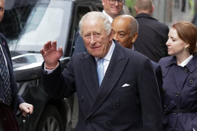 King Charles visits Fortnum & Mason in London, UK - 19 Nov 2025 King Charles III waves to the well-wishers outside Fortnum & Mason after marking the second anniversary of the Coronation Food Project and holding talks with chief executives and senior leaders from Alliance Food Sourcing. London United Kingdom Copyright: xDinendraxHariax xSOPAxImagesx 1911_King_Charles_DH_024