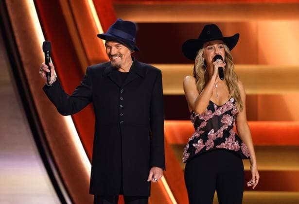 (L-R) Billy Bob Thornton and Lainey Wilson appear onstage during the 59th CMA Awards at the Bridgestone Arena in Nashville, Tennessee, on Wednesday, November 19, 2025.  NAS20251119310 JOHNxANGELILLO