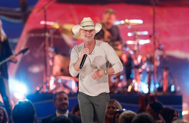Kenny Chesney performs onstage during the 59th CMA Awards at the Bridgestone Arena in Nashville, Tennessee, on Wednesday, November 19, 2025.  NAS20251119320 JOHNxANGELILLO