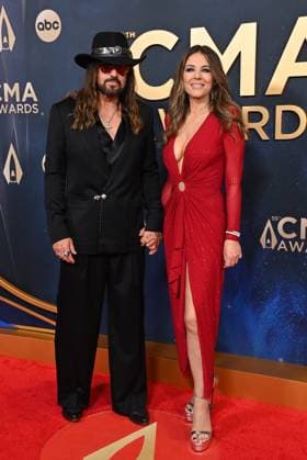 59th Annual CMA Awards - Arrivals Billy Ray Cyrus and Elizabeth Hurley arriving at the 59th Annual Country Music Association Awards held at the Bridgestone Arena on November 19, 2025 in Nashville, TN. Nashville Bridgestone Arena Tennessee USA Copyright: xOConnor-Arroyo AFF-USA.comx