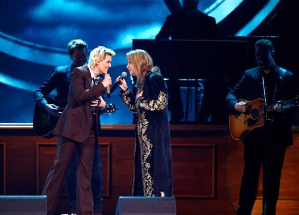 (L-R) Brandi Carlile and Patty Loveless perform onstage during the 59th CMA Awards at the Bridgestone Arena in Nashville, Tennessee, on Wednesday, November 19, 2025.  NAS20251119357 JOHNxANGELILLO