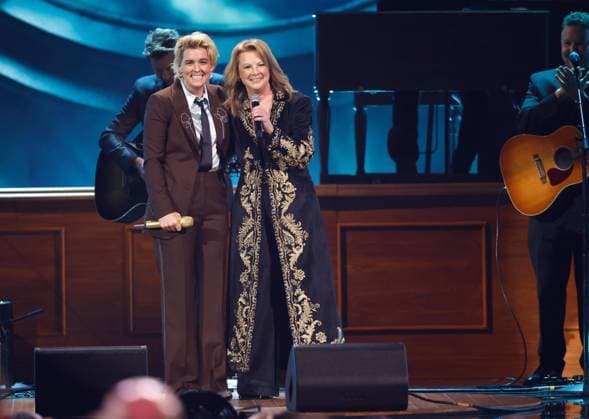 (L-R) Brandi Carlile and Patty Loveless perform onstage during the 59th CMA Awards at the Bridgestone Arena in Nashville, Tennessee, on Wednesday, November 19, 2025.  NAS20251119359 JOHNxANGELILLO