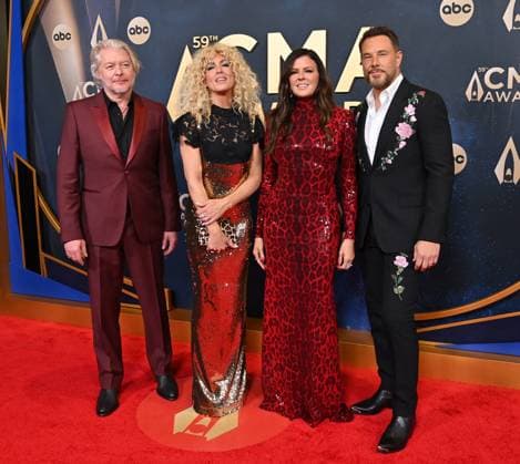 59th Annual CMA Awards - Arrivals Phillip Sweet, Kimberly Schlapman, Karen Fairchild and Jimi Westbrook of Little Big Town arriving at the 59th Annual Country Music Association Awards held at the Bridgestone Arena on November 19, 2025 in Nashville, TN. Nashville Bridgestone Arena Tennessee USA Copyright: xOConnor-Arroyo AFF-USA.comx