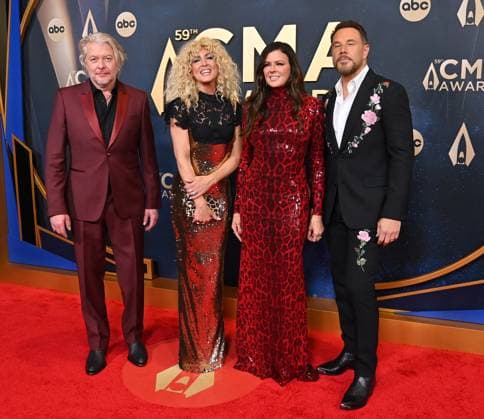 59th Annual CMA Awards - Arrivals Phillip Sweet, Kimberly Schlapman, Karen Fairchild and Jimi Westbrook of Little Big Town arriving at the 59th Annual Country Music Association Awards held at the Bridgestone Arena on November 19, 2025 in Nashville, TN. Nashville Bridgestone Arena Tennessee USA Copyright: xOConnor-Arroyo AFF-USA.comx