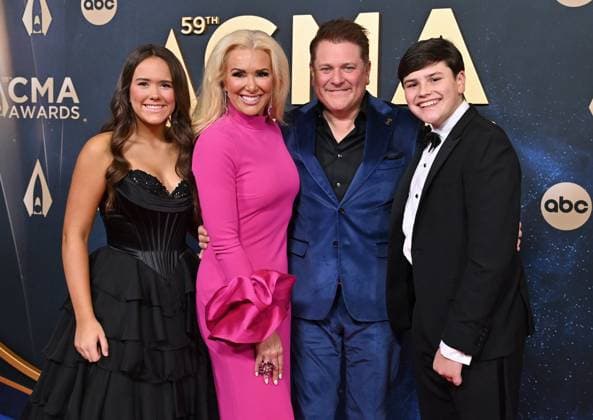59th Annual CMA Awards - Arrivals Madeline Leigh DeMarcus, Allison Alderson, Jay DeMarcus and Dylan Jay DeMarcus arriving at the 59th Annual Country Music Association Awards held at the Bridgestone Arena on November 19, 2025 in Nashville, TN. Nashville Bridgestone Arena Tennessee USA Copyright: xOConnor-Arroyo AFF-USA.comx