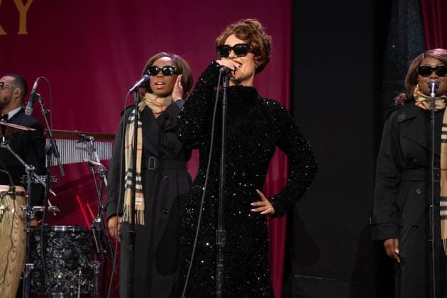 Bloomingdale s x Burberry Holiday Window Unveiling in New York, USA - 19 Nov 2025 Raye performs at the Bloomingdale s x Burberry Unveiling of the 2025 Holiday Windows. New York United States Copyright: xRonxAdarx xSOPAxImagesx _radar_bloomingdales_20251119_00028
