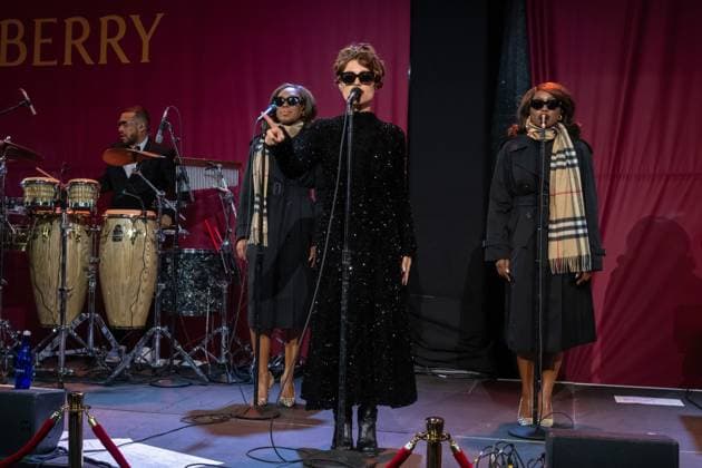 Bloomingdale s x Burberry Holiday Window Unveiling in New York, USA - 19 Nov 2025 Raye performs at the Bloomingdale s x Burberry Unveiling of the 2025 Holiday Windows. New York United States Copyright: xRonxAdarx xSOPAxImagesx _radar_bloomingdales_20251119_00048