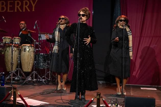 Bloomingdale s x Burberry Holiday Window Unveiling in New York, USA - 19 Nov 2025 Raye performs at the Bloomingdale s x Burberry Unveiling of the 2025 Holiday Windows. New York United States Copyright: xRonxAdarx xSOPAxImagesx _radar_bloomingdales_20251119_00062