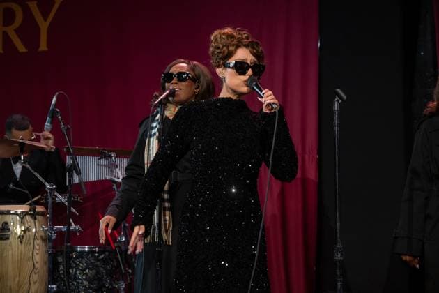 Bloomingdale s x Burberry Holiday Window Unveiling in New York, USA - 19 Nov 2025 Raye performs at the Bloomingdale s x Burberry Unveiling of the 2025 Holiday Windows. New York United States Copyright: xRonxAdarx xSOPAxImagesx _radar_bloomingdales_20251119_00098