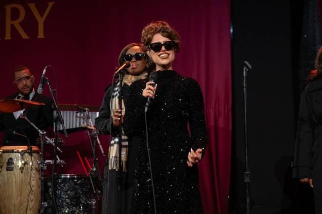 Bloomingdale s x Burberry Holiday Window Unveiling in New York, USA - 19 Nov 2025 Raye performs at the Bloomingdale s x Burberry Unveiling of the 2025 Holiday Windows. New York United States Copyright: xRonxAdarx xSOPAxImagesx _radar_bloomingdales_20251119_00123