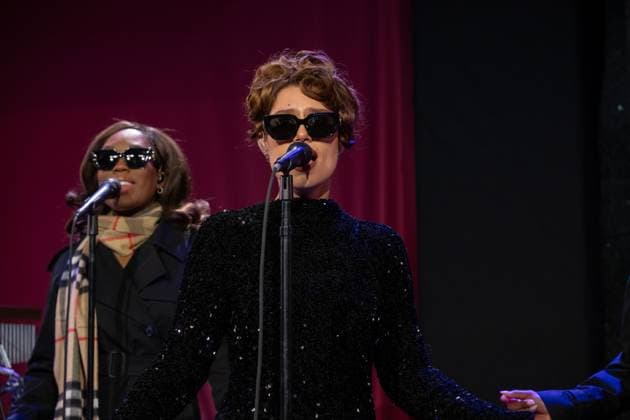 Bloomingdale s x Burberry Holiday Window Unveiling in New York, USA - 19 Nov 2025 Raye performs at the Bloomingdale s x Burberry Unveiling of the 2025 Holiday Windows. New York United States Copyright: xRonxAdarx xSOPAxImagesx _radar_bloomingdales_20251119_00238