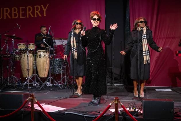 Bloomingdale s x Burberry Holiday Window Unveiling in New York, USA - 19 Nov 2025 Raye performs at the Bloomingdale s x Burberry Unveiling of the 2025 Holiday Windows. New York United States Copyright: xRonxAdarx xSOPAxImagesx _radar_bloomingdales_20251119_00376